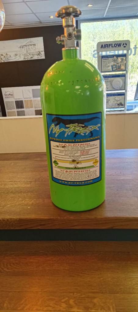 Nitrous oxide bottle