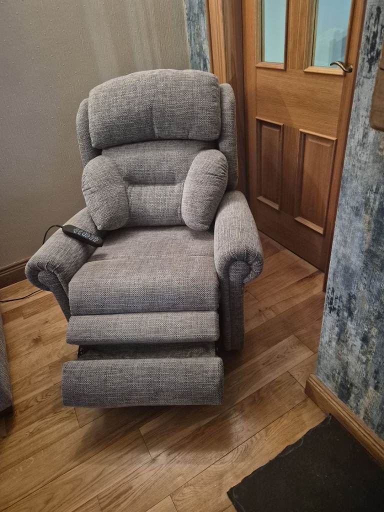 Petite Dorchester Rise & Recline chair