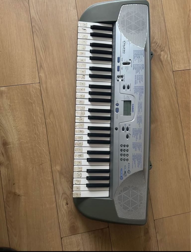 Electronic keyboard piano - working - no power supply but work with batteries