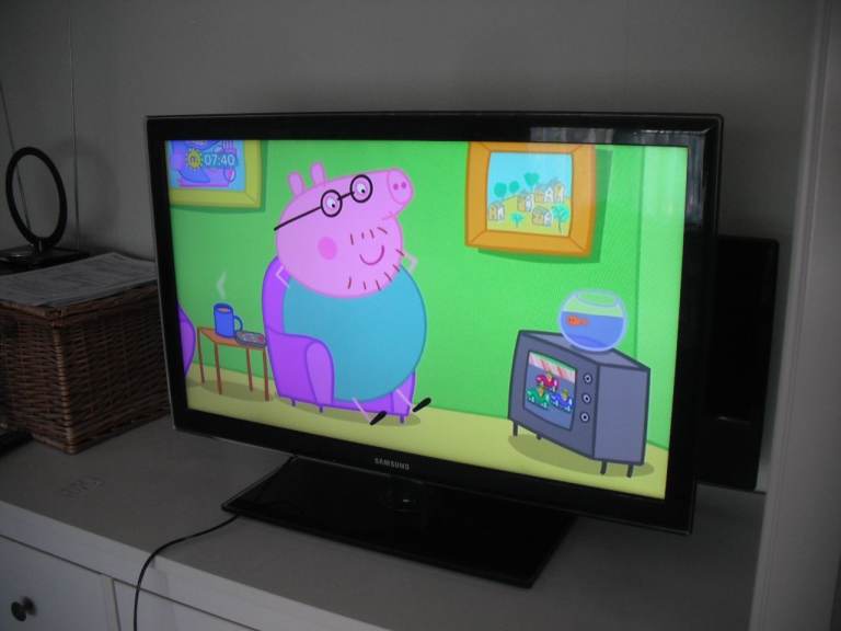 Samsung 32 Inch Smart TV Model UE32D5520RXKKU For SPARES OR REPAIR ONLY