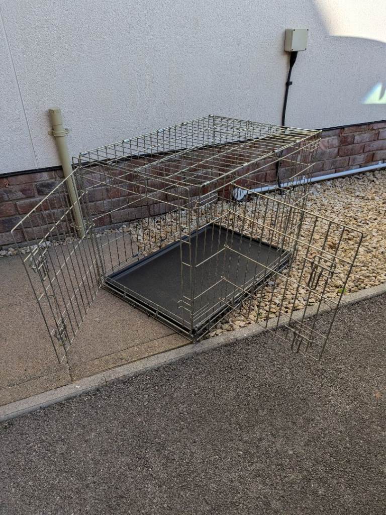 Medium size dog crate, good condition 