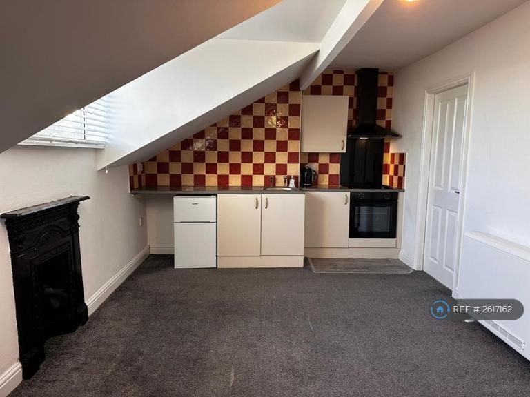 Studio flat in Nursery Mount, Leeds, LS10 (#2617162)