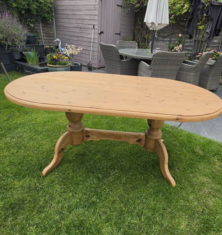 Solid pine oval farmhouse/country kitche style dining table. Very good condition