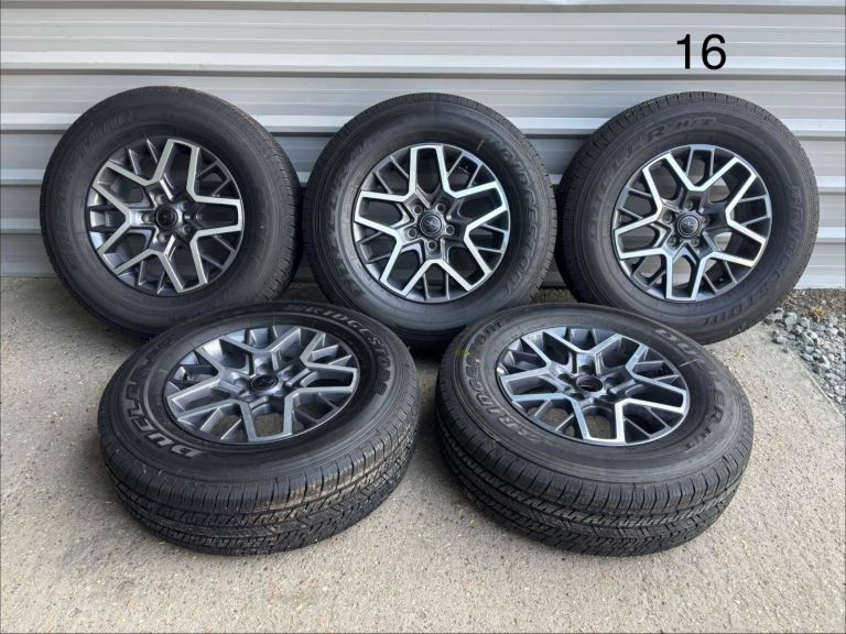 Jeep wrangler alloy wheels - excellent Bridgestone dueler tyres 8mm+ 255/70/18