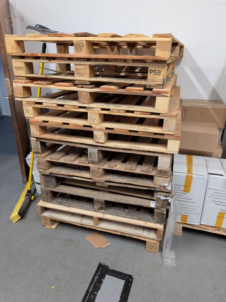 Free broken pallets 