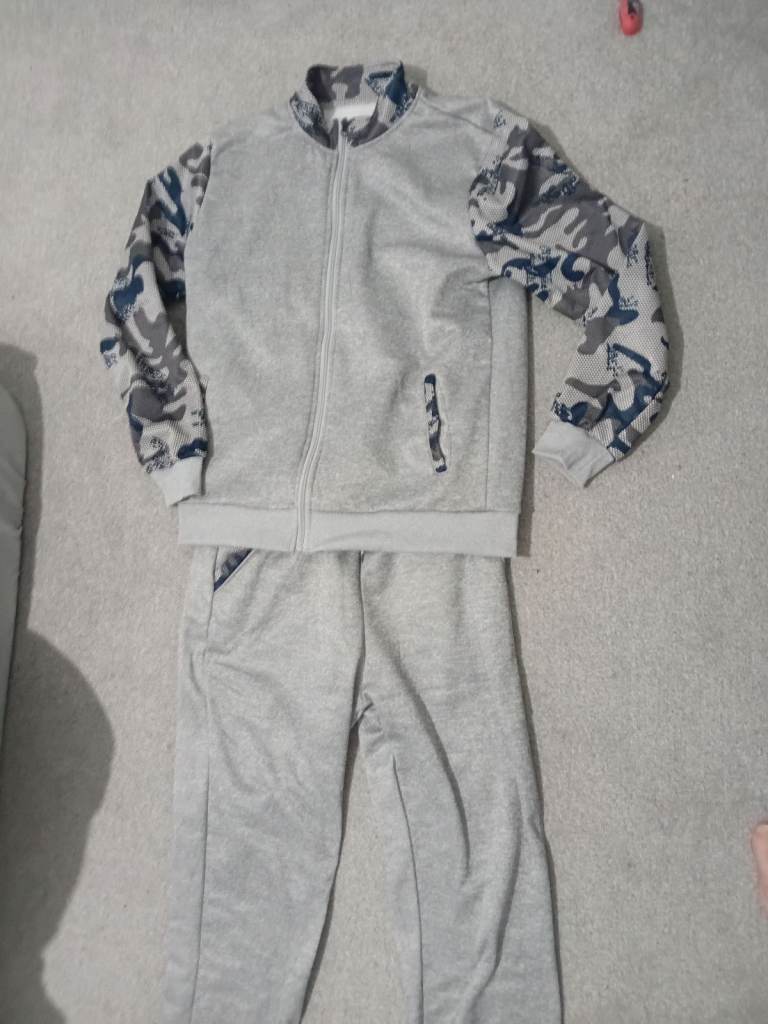 Mens camo tracksuit  medium 