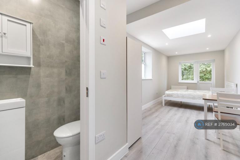 Studio flat in Sutton, Sutton, SM1 (#2765034)