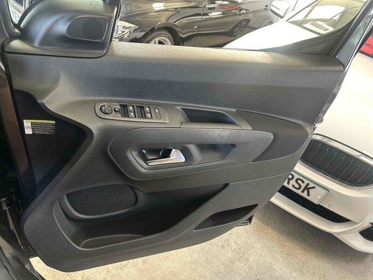 2022 Vauxhall Combo SE MPV Electric Automatic