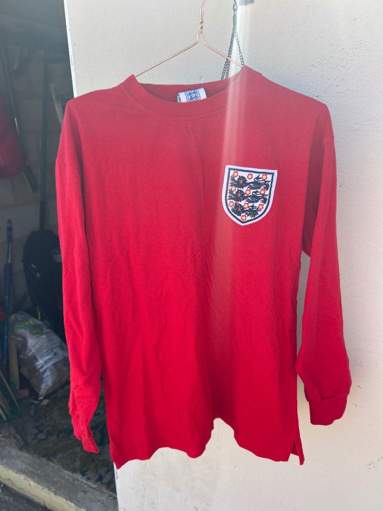 England shirt 1966 no 6 . Bobby Moore