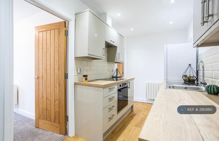 2 bedroom flat in Station Lane, Featherstone, Pontefract, WF7 (2 bed) (#2913160)