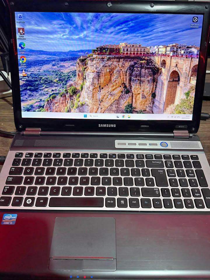 Samsung i5 8GB Ram 500GB HDD Win 11 Laptop