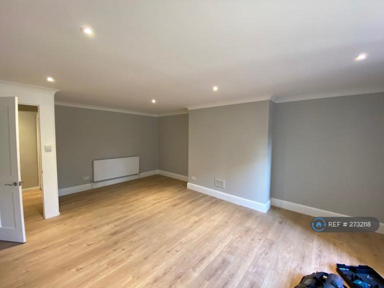 2 bedroom flat in Shooters Hill Road, London, SE3 (2 bed) (#2732118)