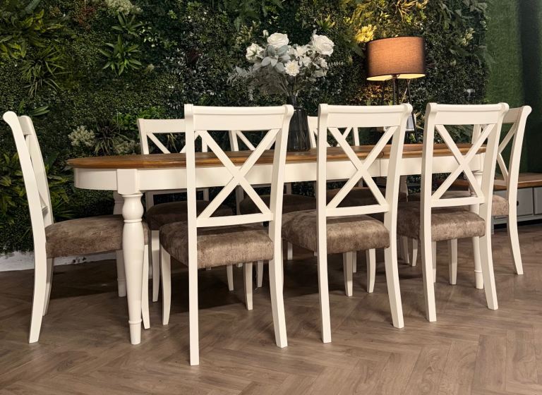 Large extending oak kitchen table & 8 chairs 