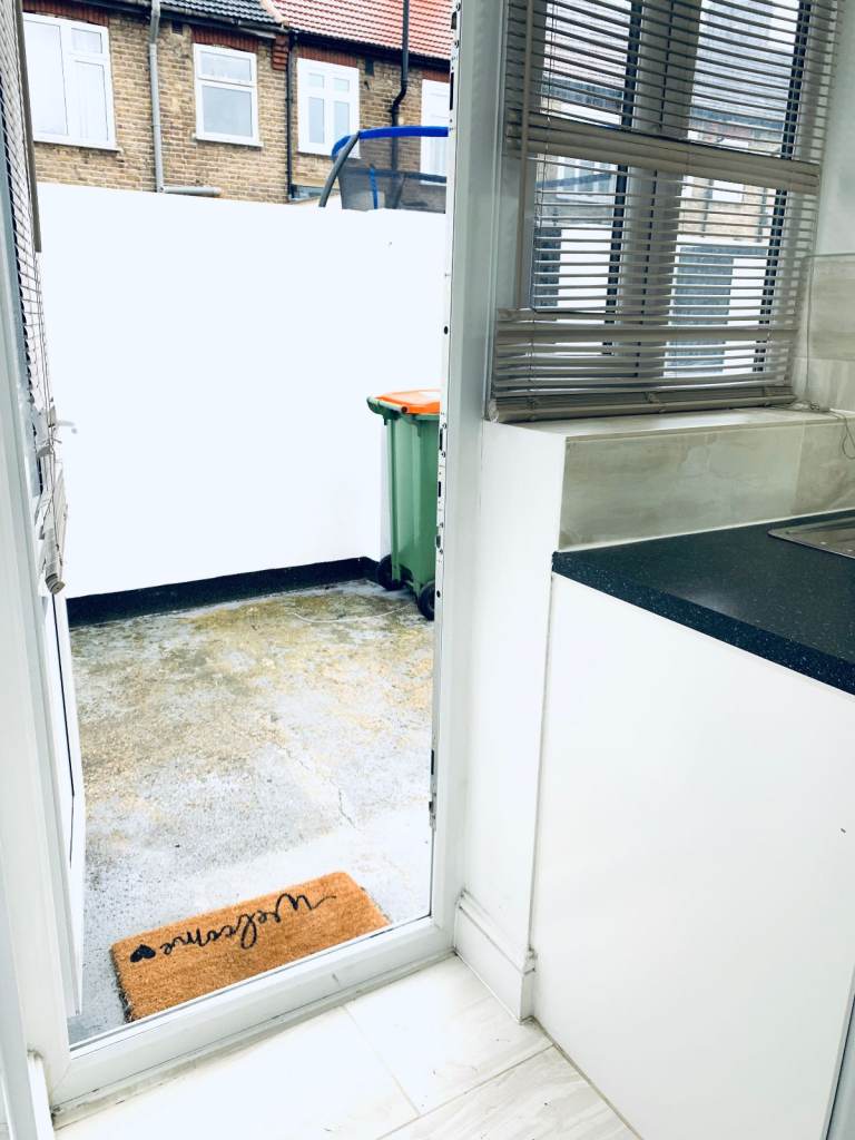 REFURBISHED: COMPLETE INDEPENDENT STUDIO: NEXT TO EASTHAM STATION: ALL BILLS INCLUSIVE 