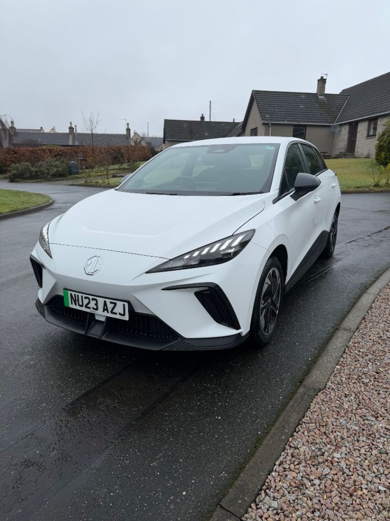 MG4 SE EV white excellent condition 