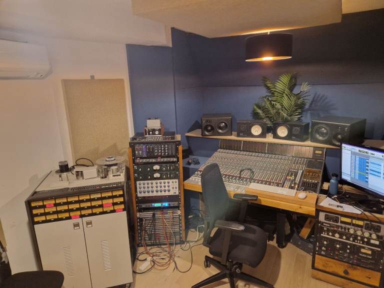 Keyboard and bass players wanted for an instrumental rock band