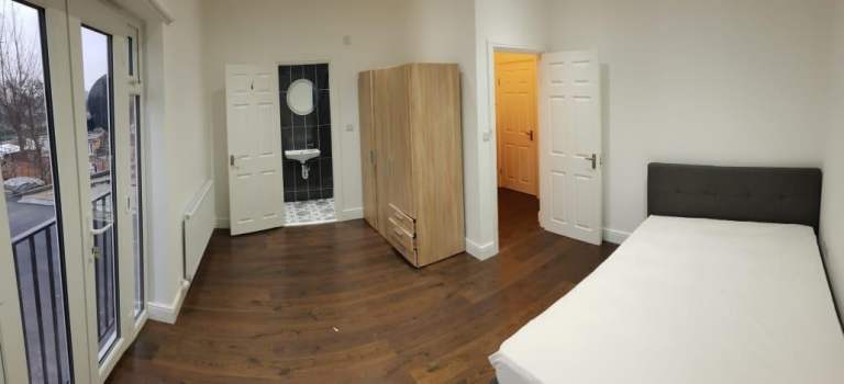 Luxury double room ensuite huge move in now Leyton Stratford Central line station private shower wc