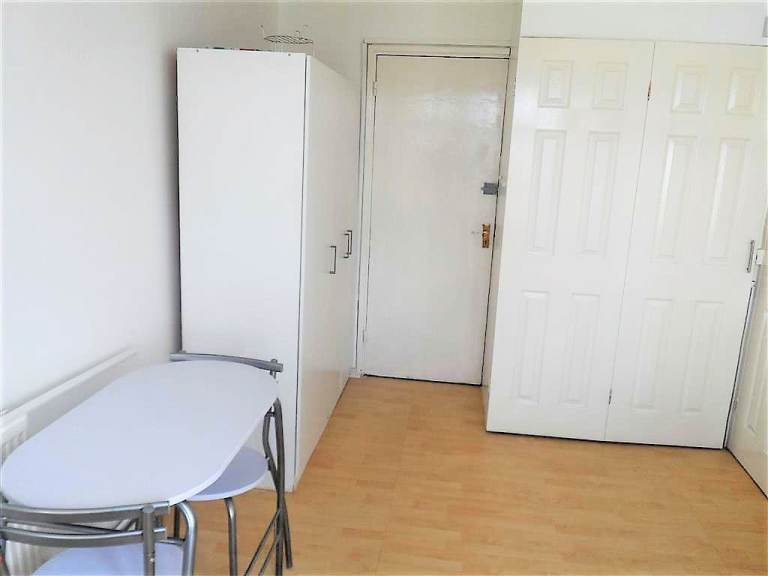 Studio to rent in Mitcham/Norbury area. All Bills included