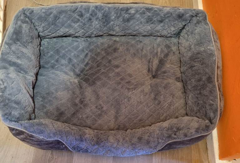 Lage dog bed