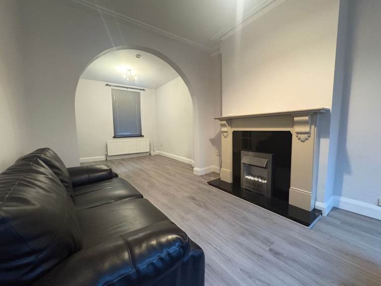  Extremely Well Presented Newly Refurbished Two Double Bedroom on Donegall Road close to Hospitals