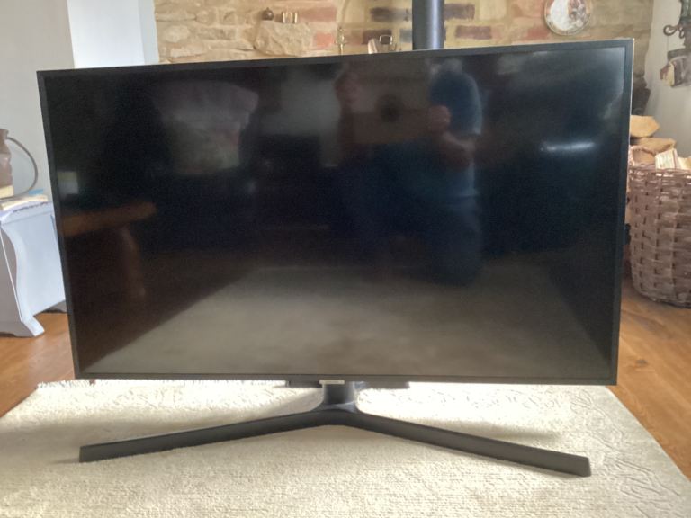 Samsung Smart TV – Black, Needs attention 