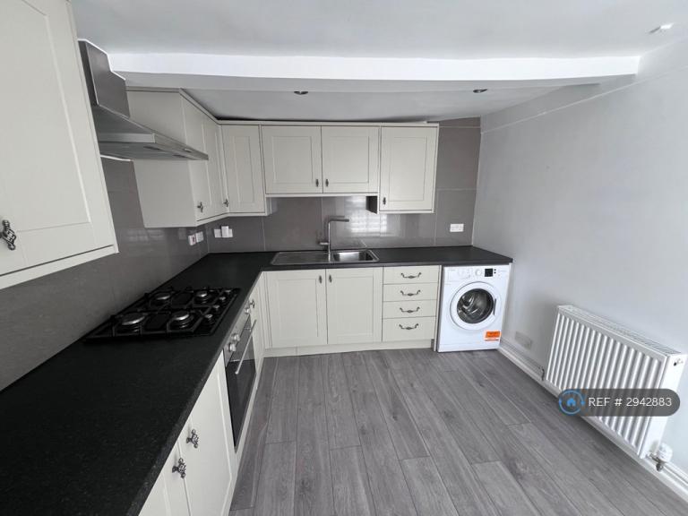 2 bedroom flat in High Street, Cricklade, Swindon, SN6 (2 bed) (#2942883)