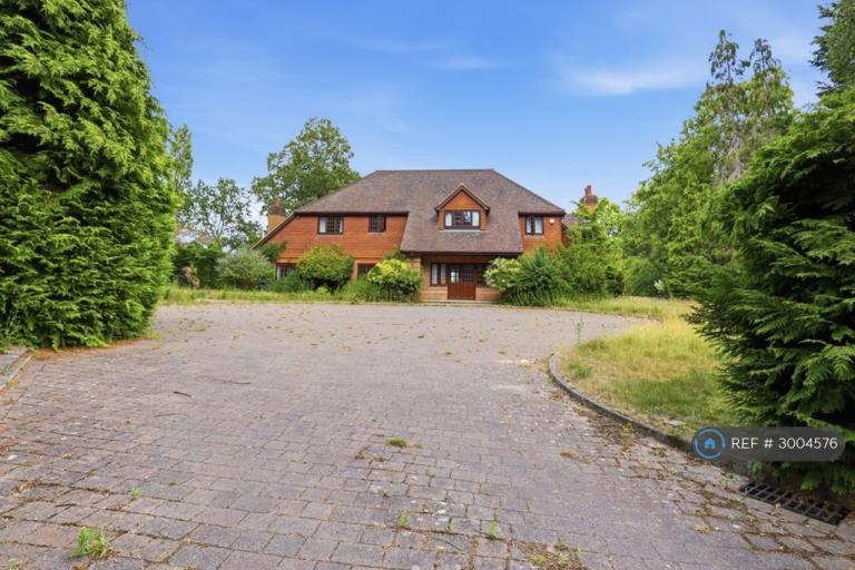 6 bedroom house in Woodhill, Woking, GU23 (6 bed) (#3004576)