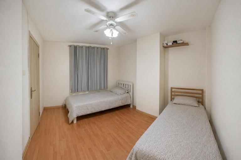 1 bed space available in 2 sharing double room