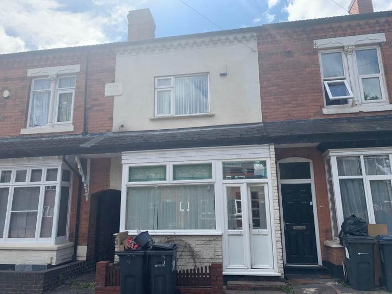 **STOCKLAND ROAD**THREE BEDROOMS**PERFECT FOR A FAMILY**MANY LOCAL AMENITIES**CALL NOW TO VIEW**