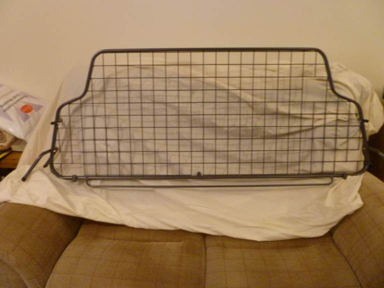 TRAVALL Dog Guard for Peugeot Partner or Citroen Berlingo