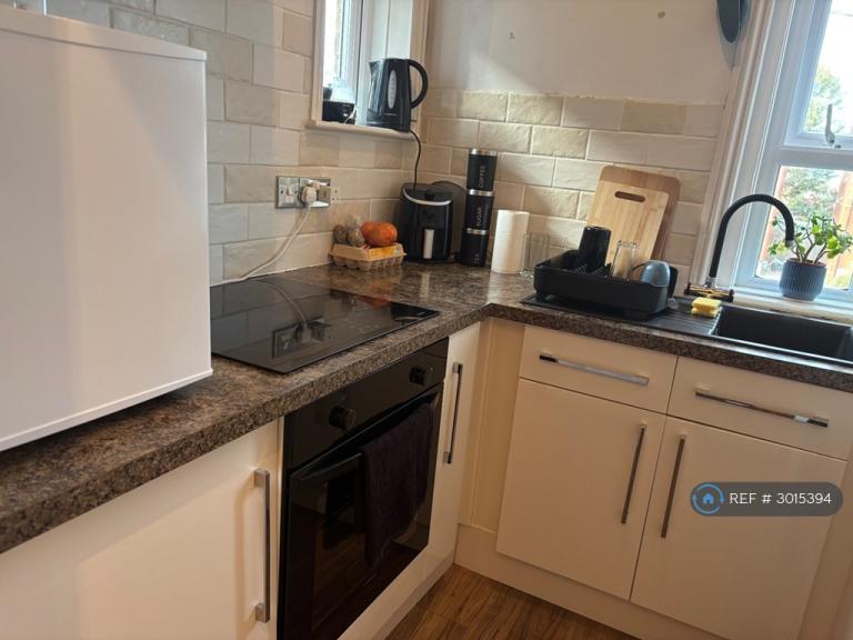 Studio flat in Upper Parkstone, Poole, BH14 (#3015394)
