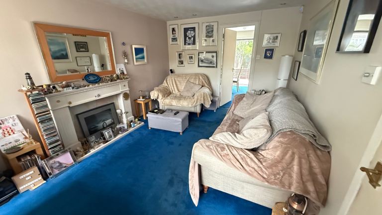 Detached house with a Room to rent in Uphall 