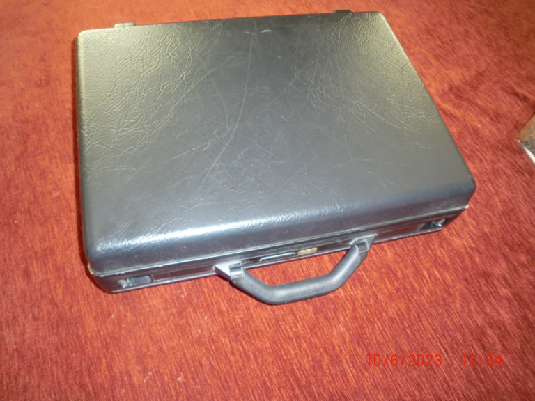 REDUCED - GREY SAMSONITE BRIEFCASE, INDESTRUCTIBLE, FULLY FUNCTIONAL.