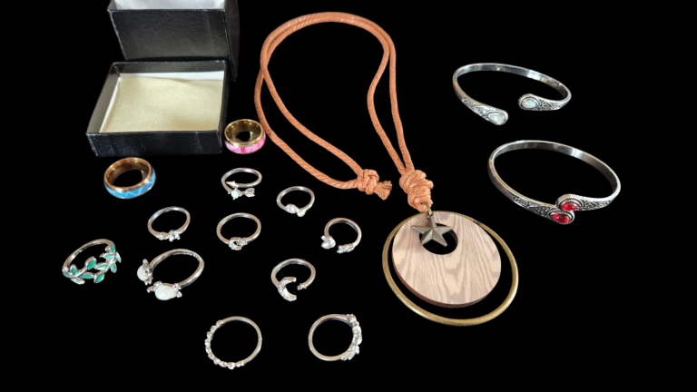 Joblot of costume jewellery all new, 2 bracelets, 1 necklace and 12 rings in a box.