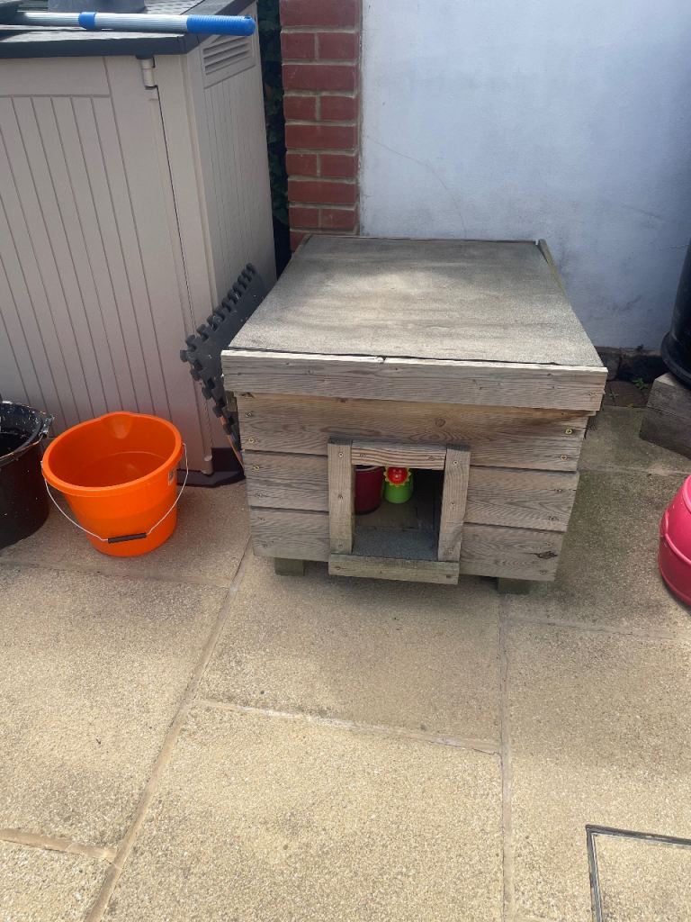 Sturdy hand built cat/dog outdoors houde