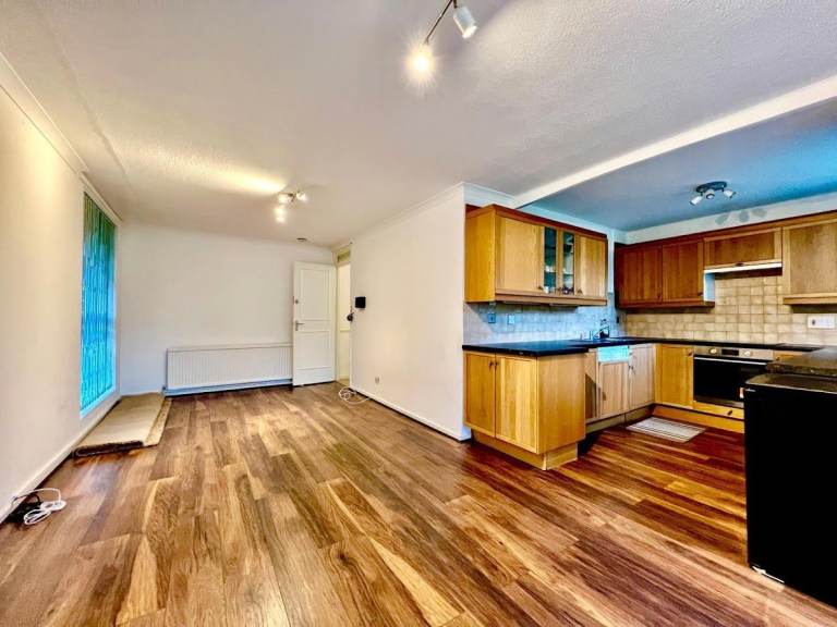 3 Bedroom Ground Floor Flat To Rent - Rusper Close, Stanmore, HA7 4QD