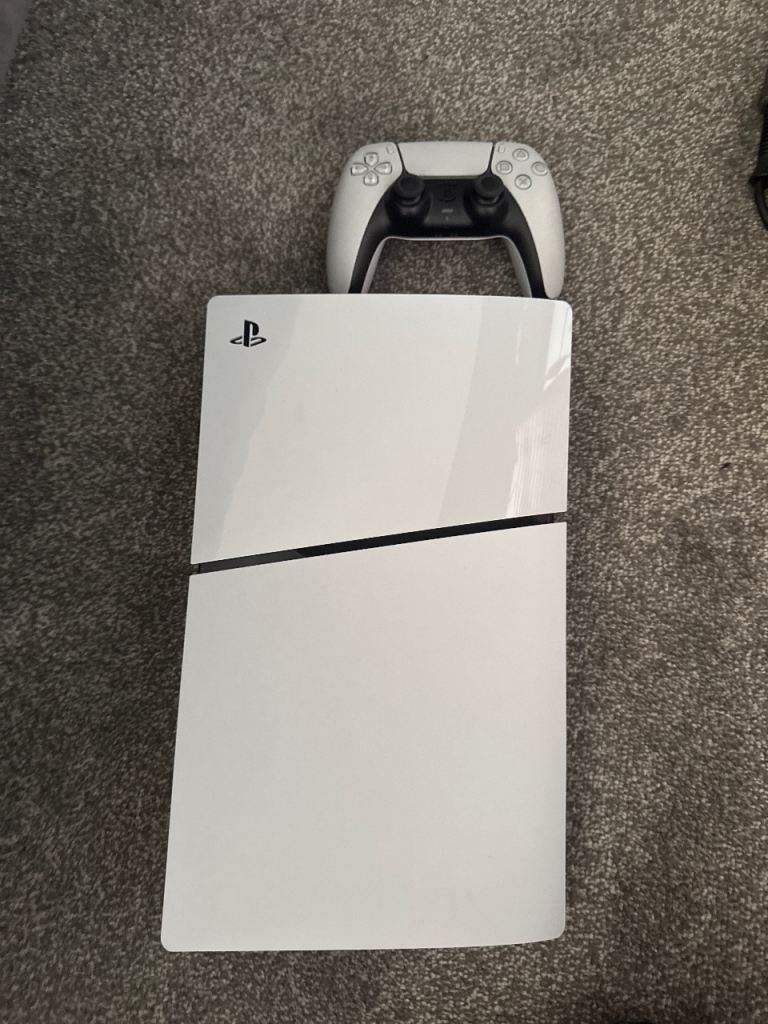 Ps5 slim , barely used. With controller , with box. 