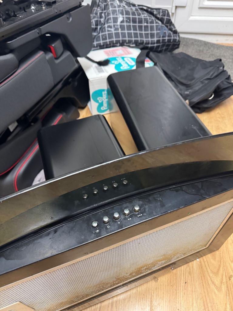 Free cooker hood and matching splash back 