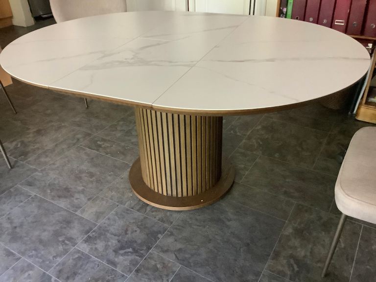 Extendable round dining table