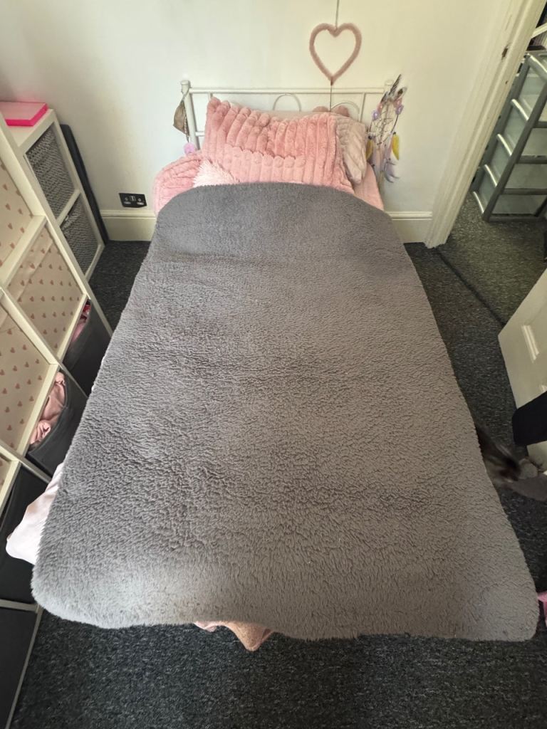 Cosy Grey Teddy Fleece Blanket – Good Condition