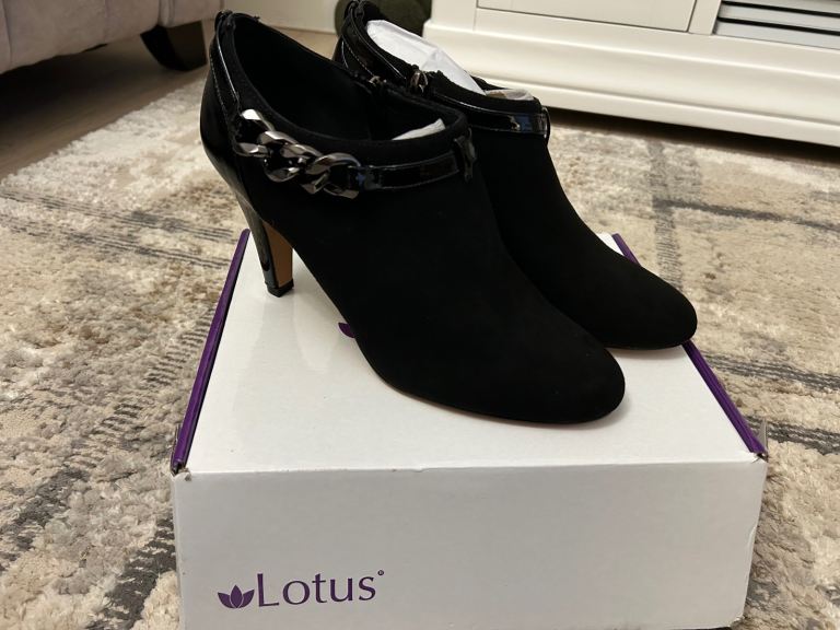 Women’s Lotus heels