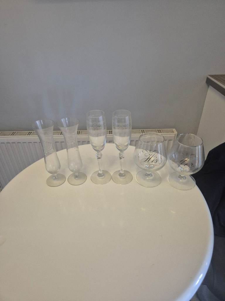 A set of 6 clear glass items