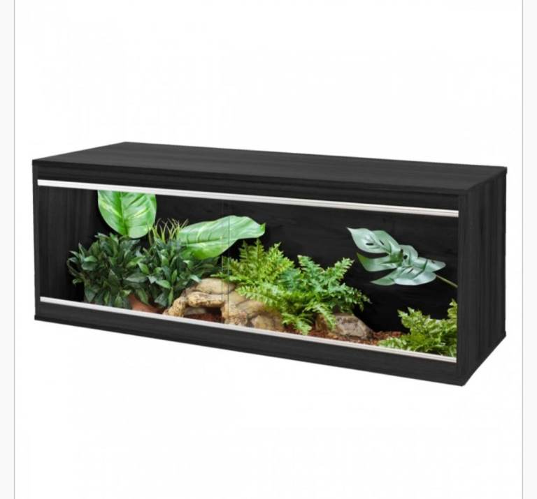 Large vivarium with heat system