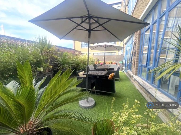 2 bedroom flat in Grange Yard, London, SE1 (2 bed) (#3056061)