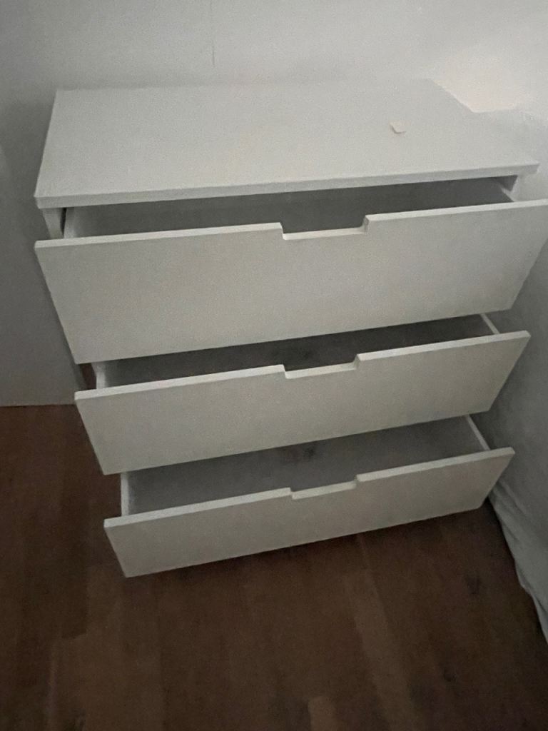 White Chest of 3 Drawers – Good Condition