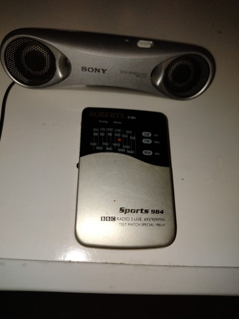 Radio roberts sports 984 + sony plug in speaker