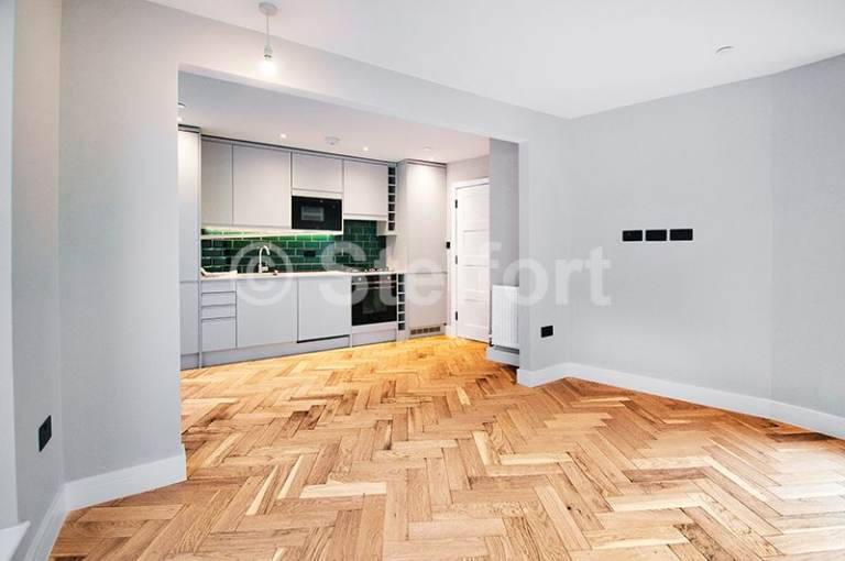 1 bedroom flat in Crownage Close, London E7