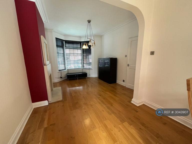 4 bedroom house in Victoria Road, Barnet, EN4 (4 bed) (#3043907)