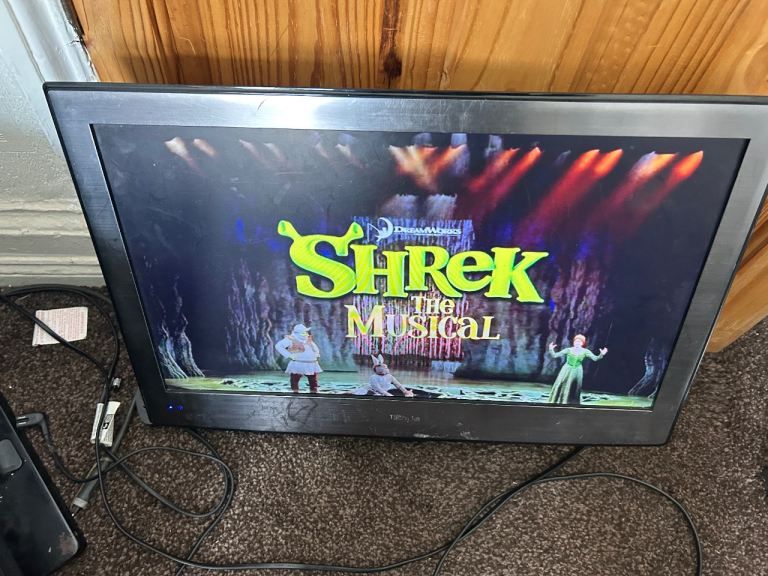 19 inch LCD tv with built in dvd player , 2hdmi  , 3 usb slots , freeview   - for wall mount