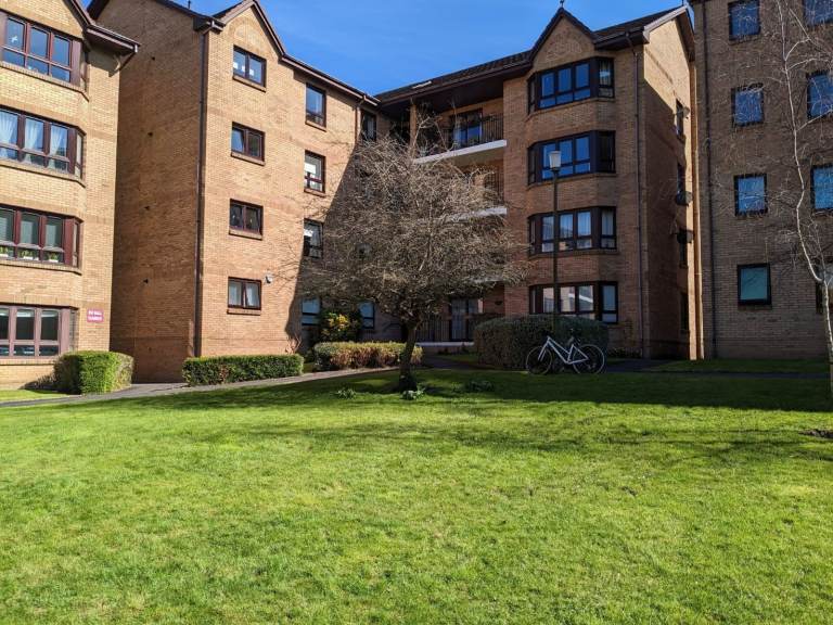 3 Bedroom Furnished Flat with Parking, Craigend Park, Liberton 